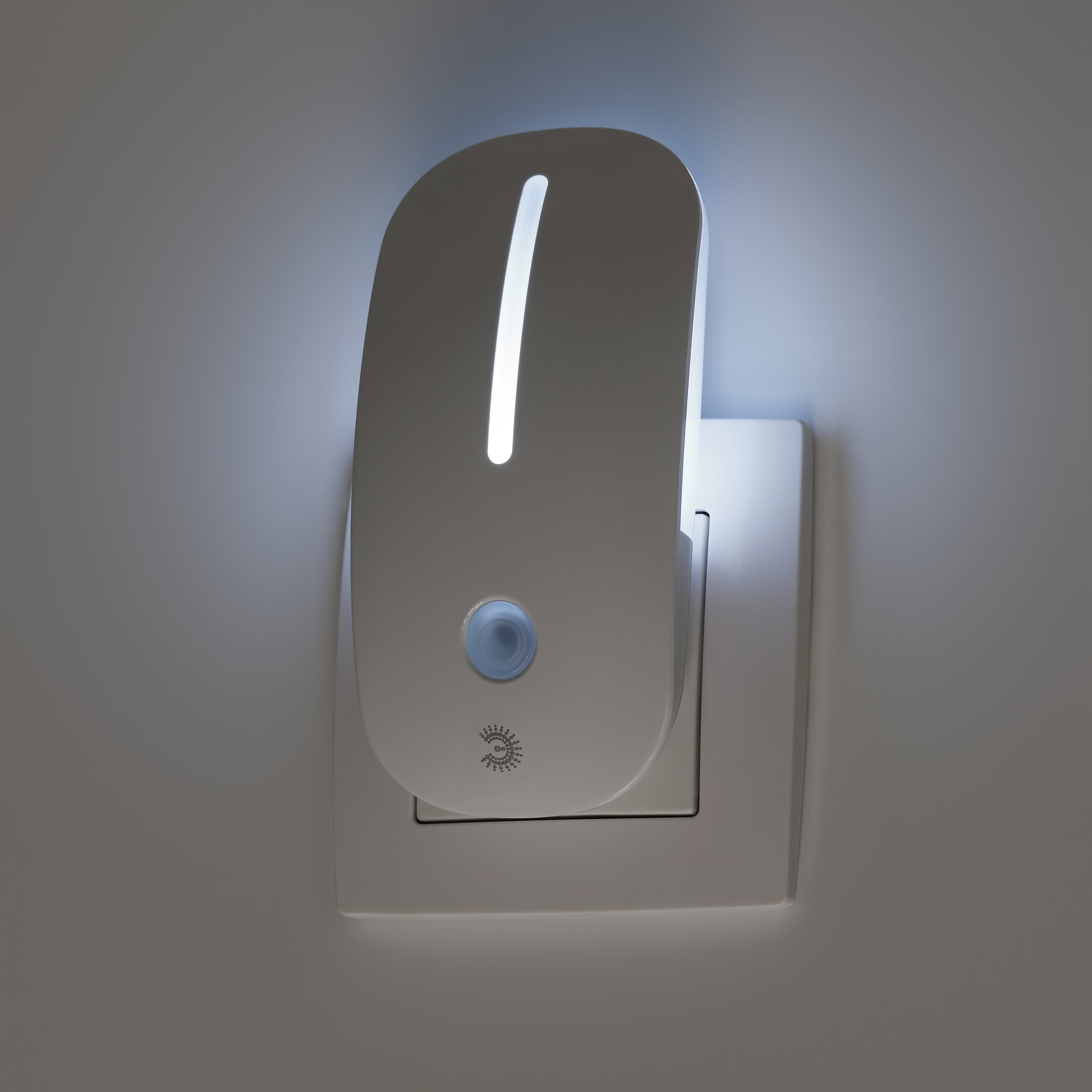 Ночник - светильник светодиодный ЭРА NN-620-LS-W в розетку с датчиком освещенности белый