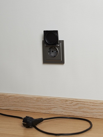 IEK BRITE Розетка 1-местная с заземлением с защитными шторками и крышкой 16А IP44 РСбш10-3-44-БрС сталь