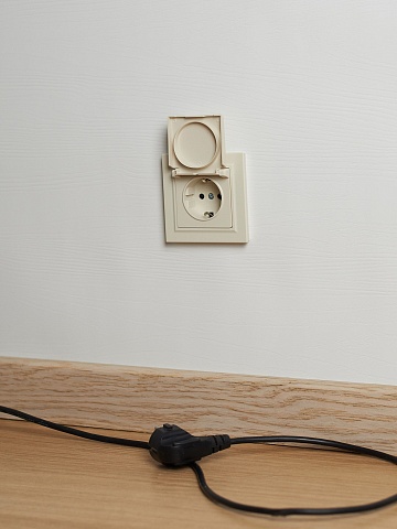 IEK BRITE Розетка 1-местная с заземлением с защитными шторками и крышкой 16А IP44 РСбш10-3-44-БрКр бежевый