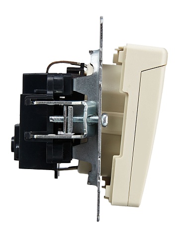 IEK BRITE Розетка 1-местная с заземлением с защитными шторками и крышкой 16А IP20 РСбш10-3-БрКр бежевый
