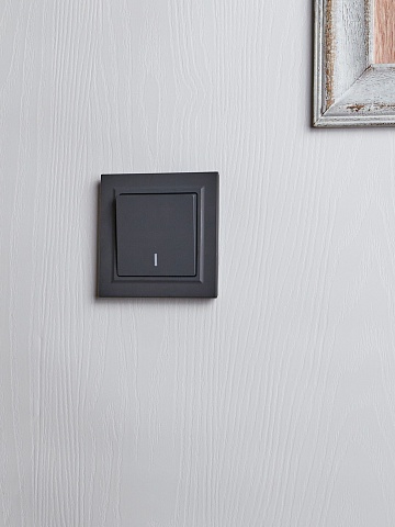 IEK BRITE BASE Графит Выключ. 1-кл. прох. с инд. 10А ВС10-1-7-БрГ