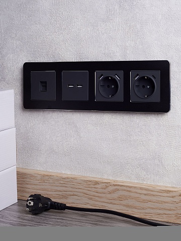 IEK BRITE DECOR Черный металл. скругл.угол Рамка 4-м РУ-4-1-Бр RE