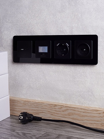 IEK BRITE DECOR Черный матовый стекло скругл.угол Рамка 4-м РУ-4-2-Бр RE