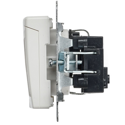 IEK BRITE Розетка 1-местная с заземлением с защитными шторками и крышкой 16А IP20 РСбш10-3-БрБ белый
