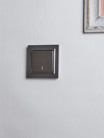 IEK BRITE BASE Сталь Выключ. 1-кл. прох. с инд. 10А ВС10-1-7-БрС