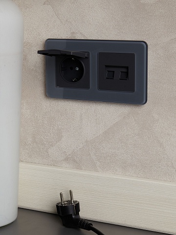 IEK BRITE Розетка 1-местная с заземлением с защитными шторками и крышкой 16А IP20 РСбш10-3-БрГ графит