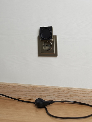 IEK BRITE Розетка 1-местная с заземлением с защитными шторками и крышкой 16А IP20 РСбш10-3-БрШ шампань