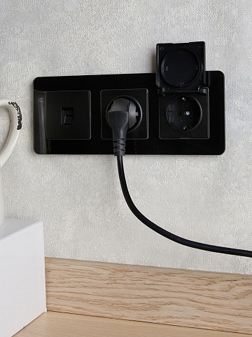 IEK BRITE DECOR Черный матовый стекло скругл.угол Рамка 3-мест. РУ-3-2-Бр RE