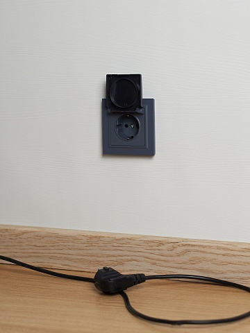 IEK BRITE Розетка 1-местная с заземлением с защитными шторками и крышкой 16А IP20 РСбш10-3-БрМ маренго