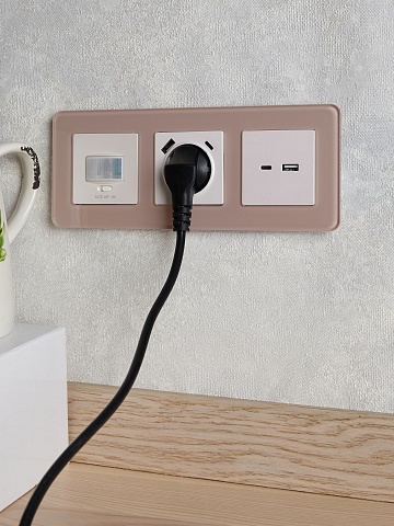 IEK BRITE DECOR Дымчатый матовый стекло скругл.угол Рамка 3-мест. РУ-3-2-Бр RE