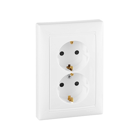 Legrand DIY Valena Бел Розетка 2-ая с/з с защитными шторками литая