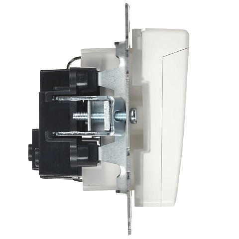 IEK BRITE Розетка 1-местная с заземлением с защитными шторками и крышкой 16А IP44 РСбш10-3-44-БрБ белый
