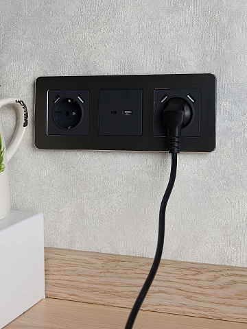 IEK BRITE Роз. с з/к/ш 16А с USB A+A 2,1А РЮш10-1-БрГ граф.