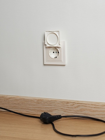 IEK BRITE Розетка 1-местная с заземлением с защитными шторками и крышкой 16А IP44 РСбш10-3-44-БрЖ жемчуг
