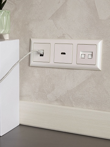 IEK BRITE DECOR Жемчуг/беж 3D-форма Рамка 3-мест. РУ-3-Бр