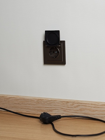 IEK BRITE Розетка 1-местная с заземлением с защитными шторками и крышкой 16А IP44 РСбш10-3-44-БрТБ темная бронза
