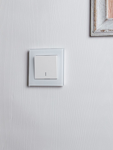 IEK BRITE BASE Белый Выключ. 1-кл. прох. с инд. 10А ВС10-1-7-БрБ