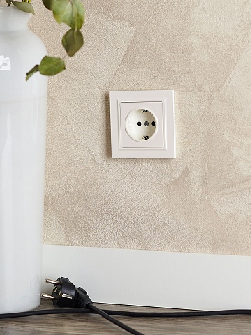 IEK BRITE Розетка 1-местная с заземлением с защитными шторками 16А РС14-1-0-БрЖ жемчуг