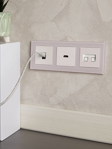 IEK BRITE DECOR Розовый матовый стекло Рамка 3-мест. РУ-3-2-Бр