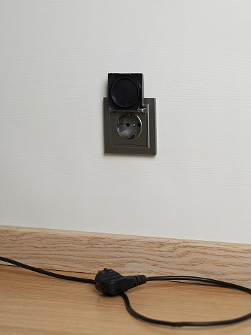 IEK BRITE Розетка 1-местная с заземлением с защитными шторками и крышкой 16А IP20 РСбш10-3-БрС сталь