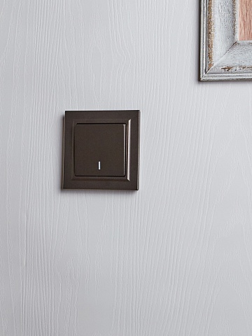 IEK BRITE BASE Темн.бронза Выключ. 1-кл. прох. с инд. 10А ВС10-1-7-БрТБ