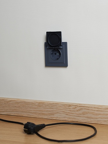 IEK BRITE Розетка 1-местная с заземлением с защитными шторками и крышкой 16А IP44 РСбш10-3-44-БрМ маренго