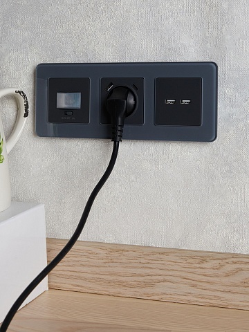IEK BRITE DECOR Графит матовый стекло скругл.угол Рамка 3-м РУ-3-2-Бр RE