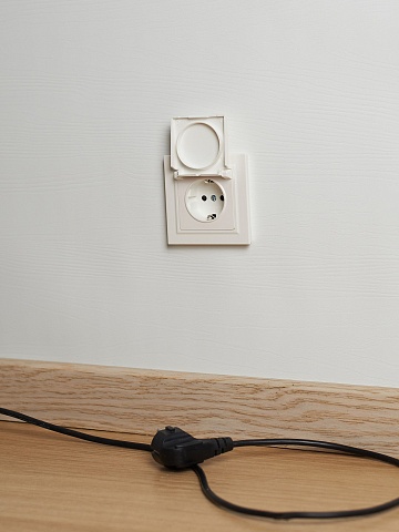 IEK BRITE Розетка 1-местная с заземлением с защитными шторками и крышкой 16А IP20 РСбш10-3-БрЖ жемчуг