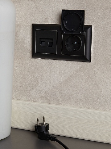 IEK BRITE DECOR Черный/хром 3D-форма Рамка 2-мест. РУ-2-Бр