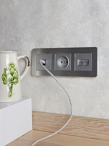 IEK BRITE DECOR Алюминий/алюм метал. скругл.угол Рамка 3-м РУ-3-1-Бр RE AL