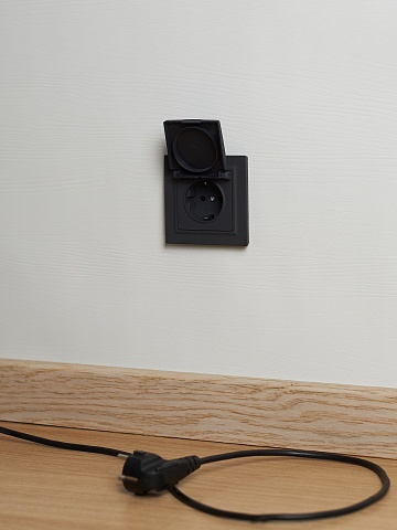 IEK BRITE Розетка 1-местная с заземлением с защитными шторками и крышкой 16А IP44 РСбш10-3-44-БрГ графит