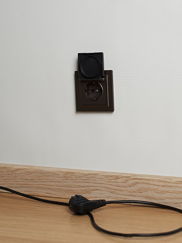 IEK BRITE Розетка 1-местная с заземлением с защитными шторками и крышкой 16А IP20 РСбш10-3-БрТБ темная бронза