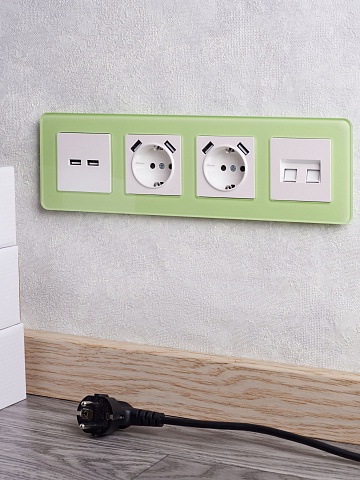IEK BRITE Роз. с з/к/ш 16А с USB A+A 3,1А РЮш10-2-БрЖ жемч.