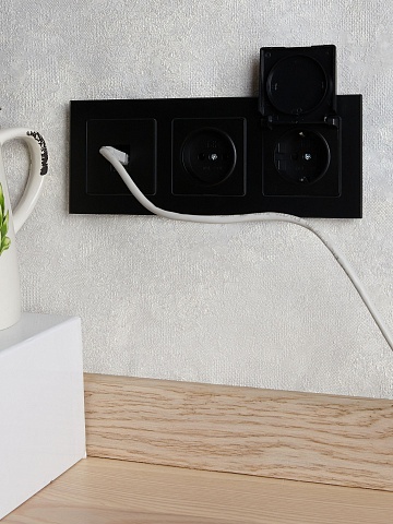 IEK BRITE DECOR Черный матовый стекло Рамка 3-м РУ-3-2-Бр