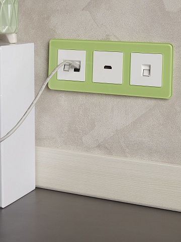IEK BRITE DECOR Эко грин матовый стекло скругл.угол Рамка 3-мест. РУ-3-2-Бр RE