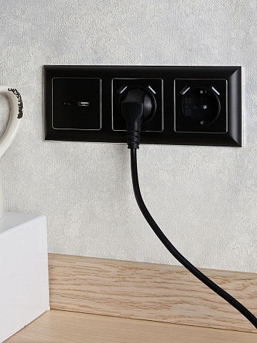 IEK BRITE Роз. с з/к/ш 16А с USB A+A 3,1А РЮш10-2-БрЧ черн.